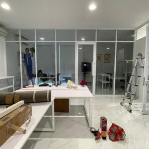 partisi pintu aluminium sekat kantor dan kaca mati