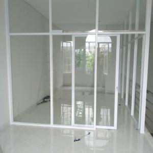partisi sekat kaca kantor